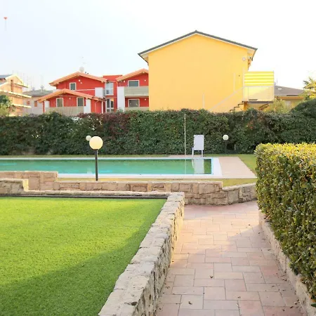 Small Of Only 18 With Swimming Pool Feriehus Lazise