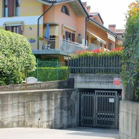 Small Of Only 18 With Swimming Pool 度假居 *