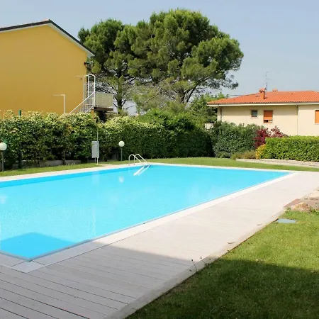 Small Of Only 18 With Swimming Pool Feriehus Lazise